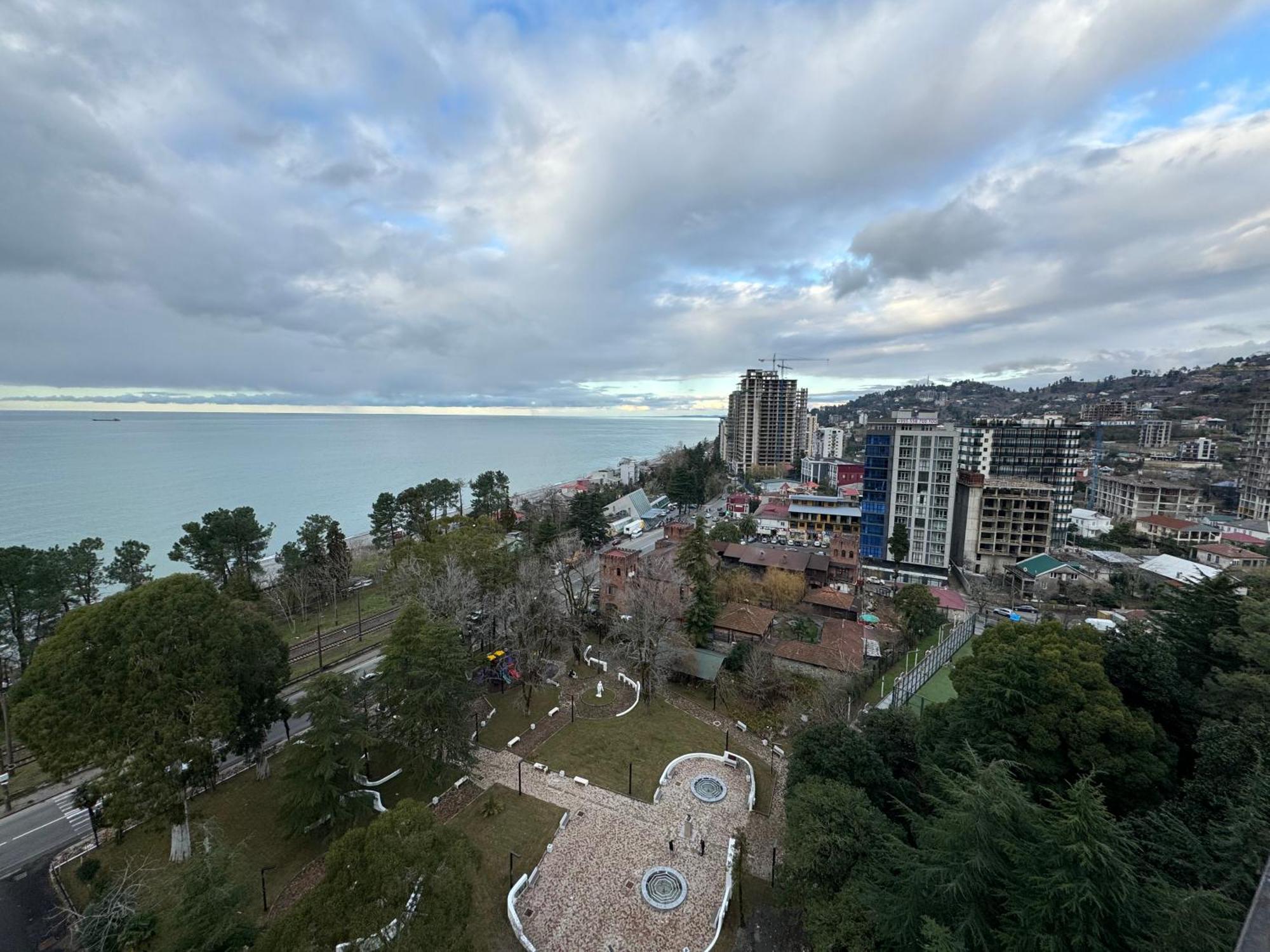 Colibri Apartment Батуми Екстериор снимка