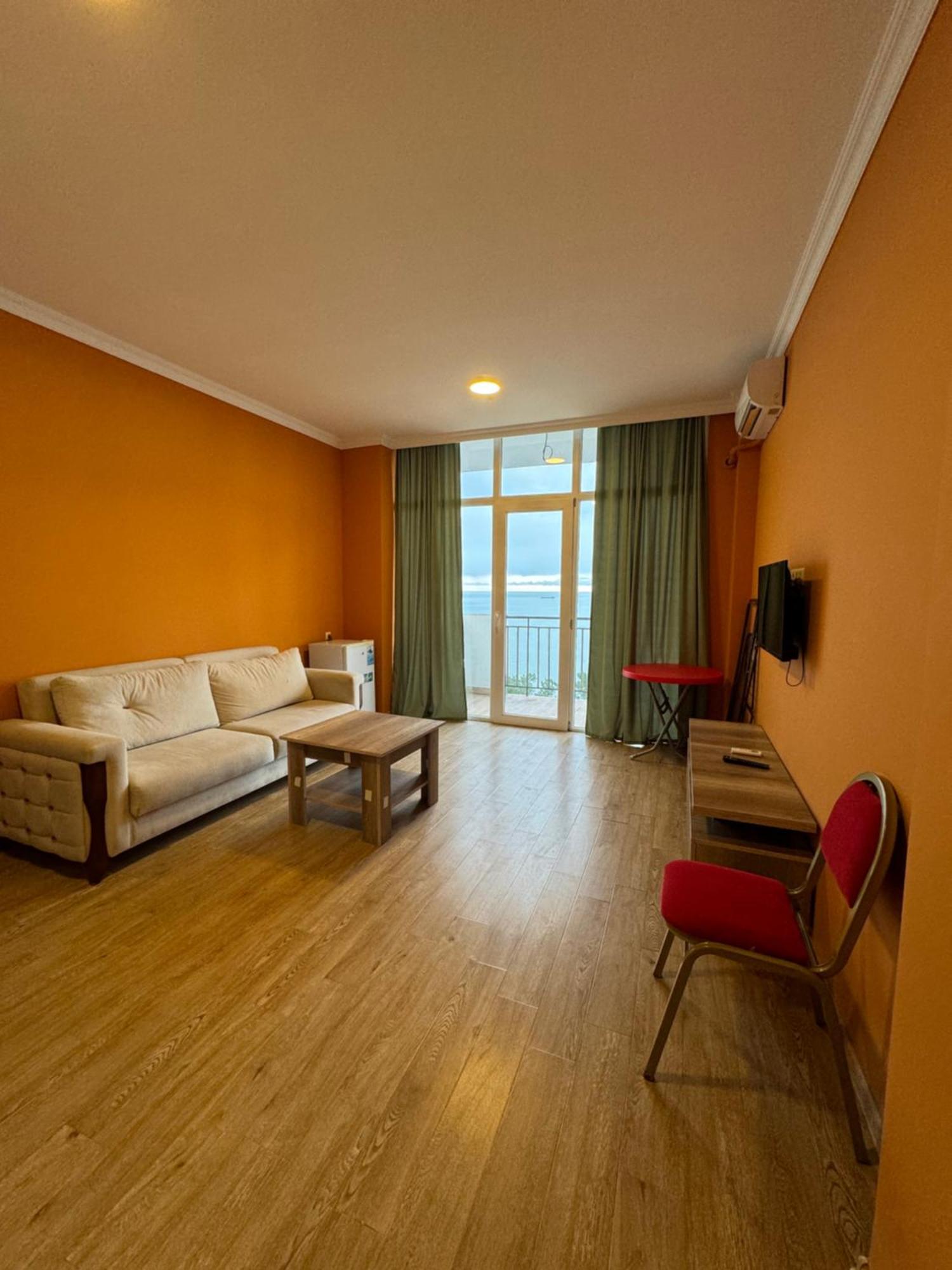 Colibri Apartment Батуми Екстериор снимка