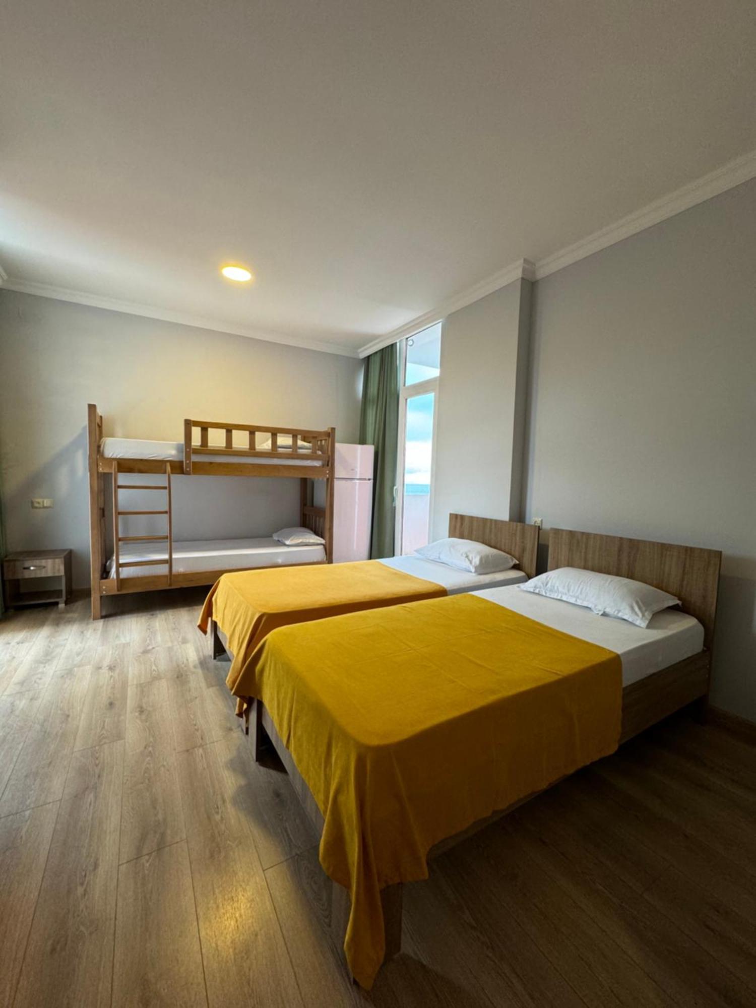 Colibri Apartment Батуми Екстериор снимка