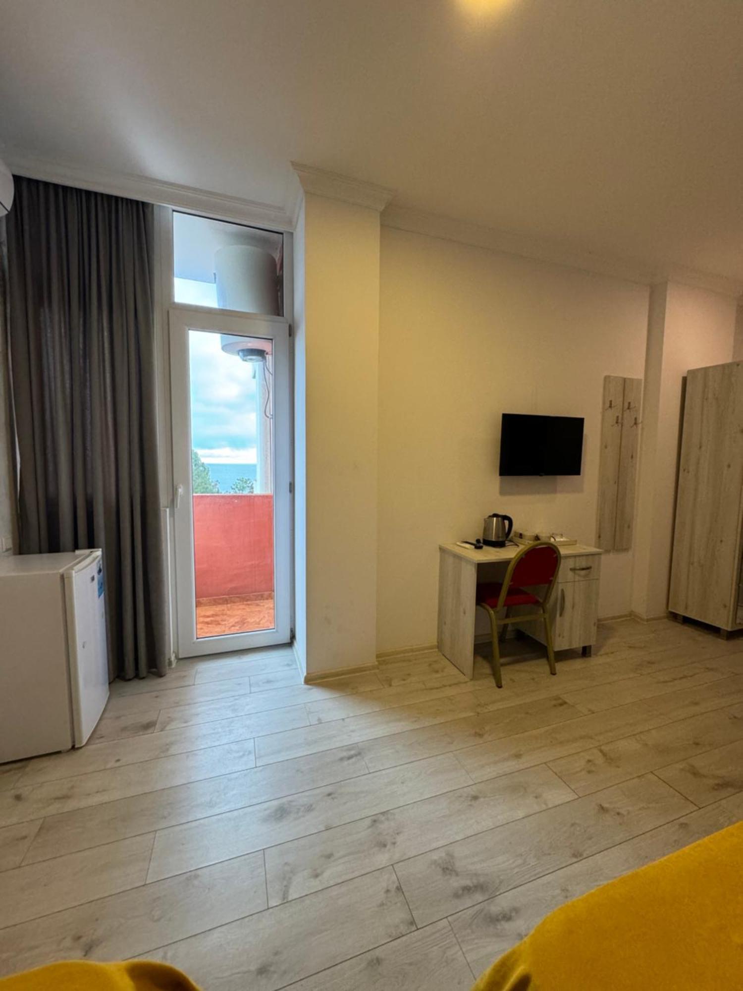 Colibri Apartment Батуми Екстериор снимка