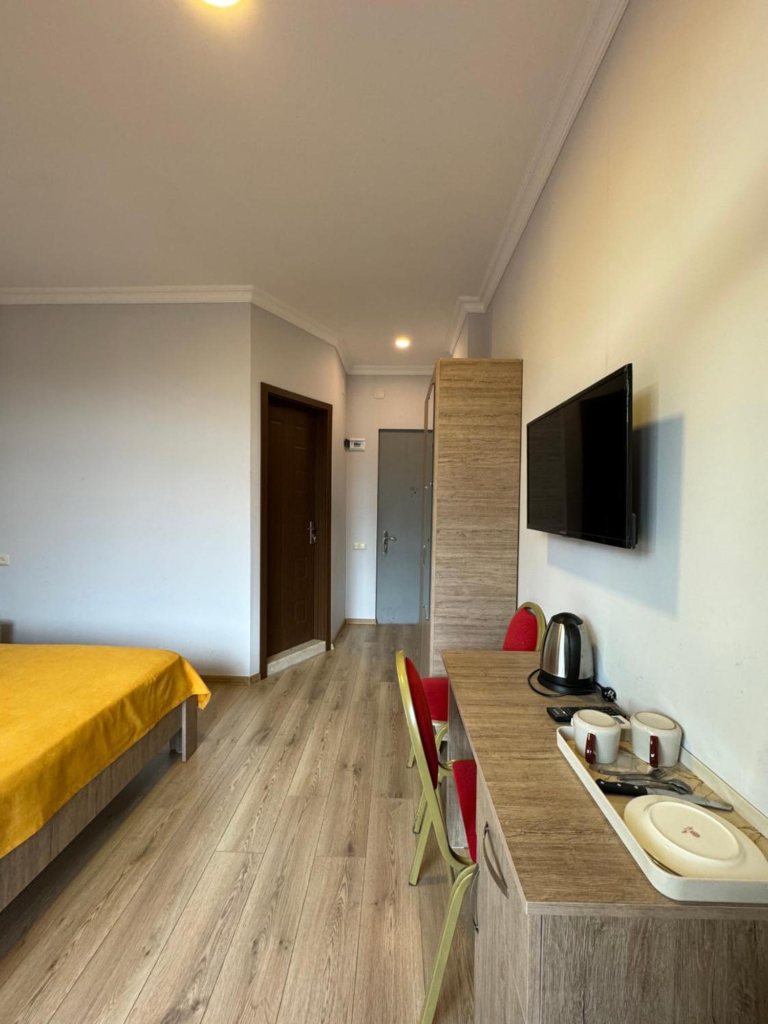 Colibri Apartment Батуми Екстериор снимка
