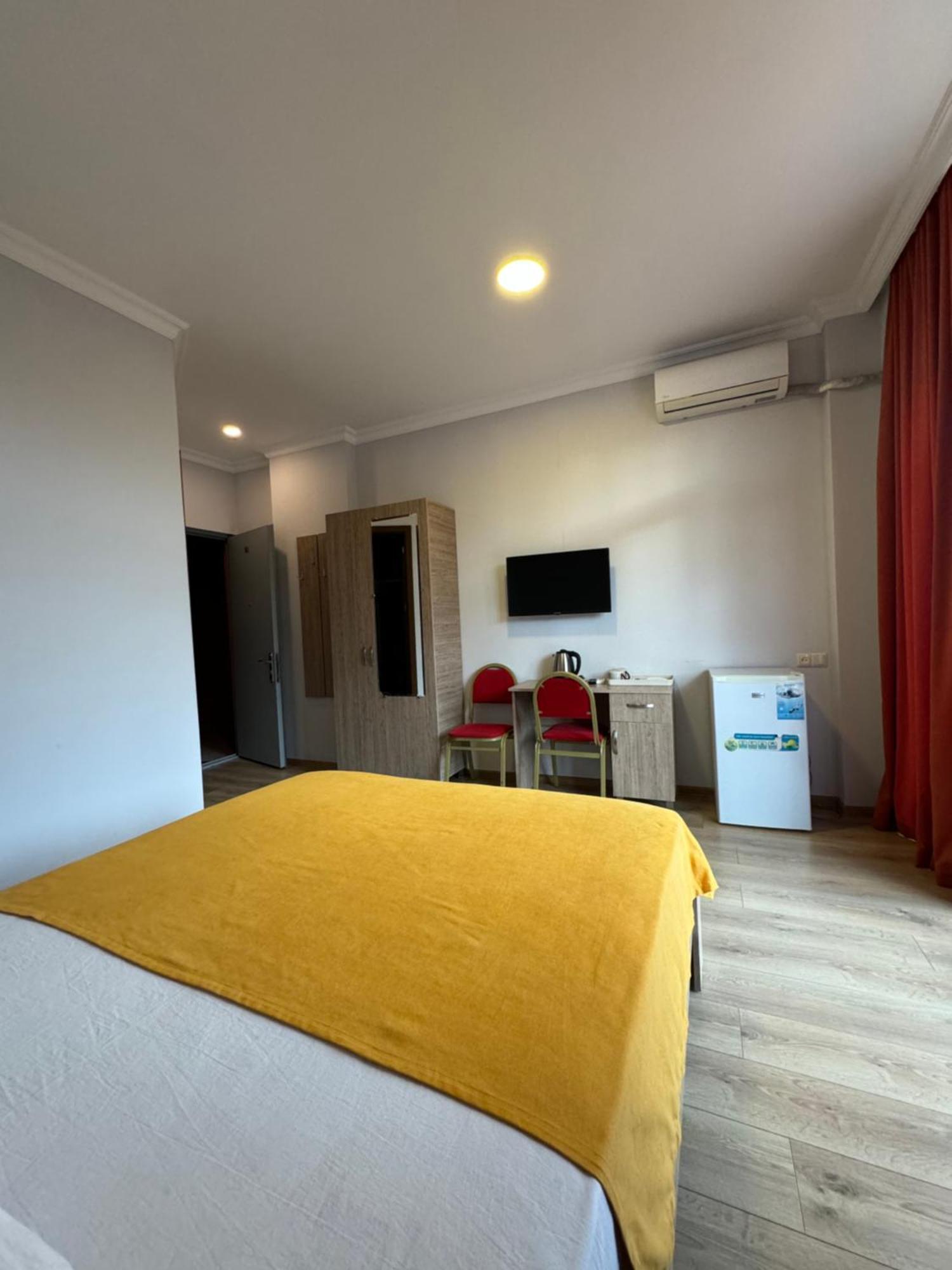 Colibri Apartment Батуми Екстериор снимка