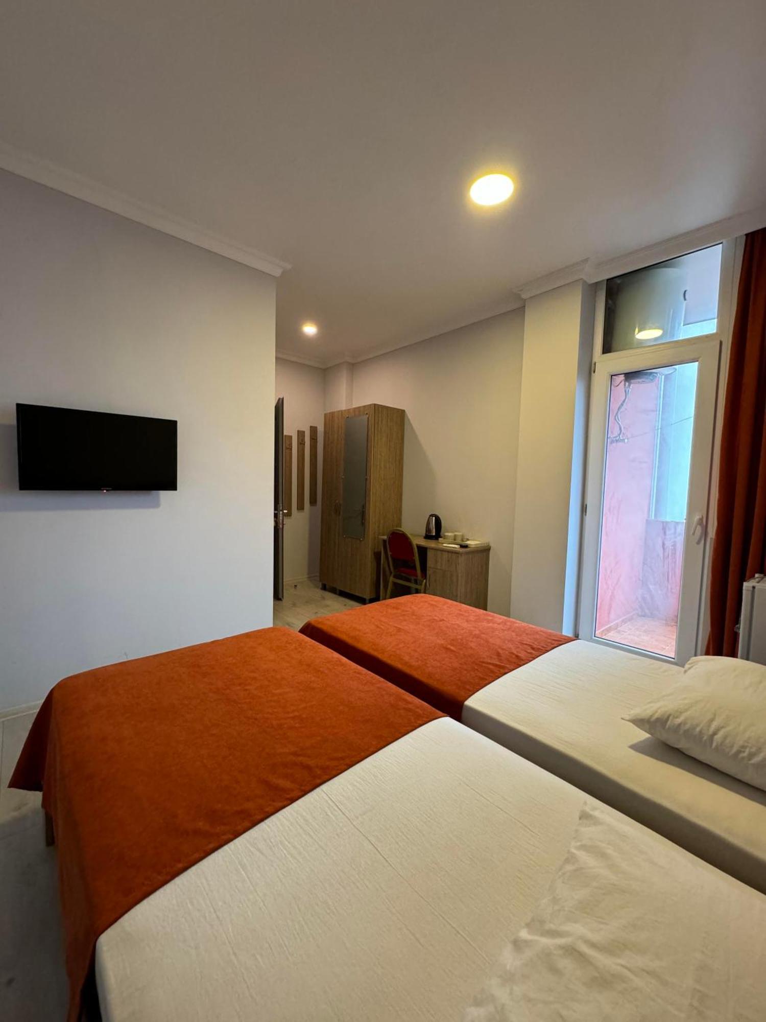 Colibri Apartment Батуми Екстериор снимка
