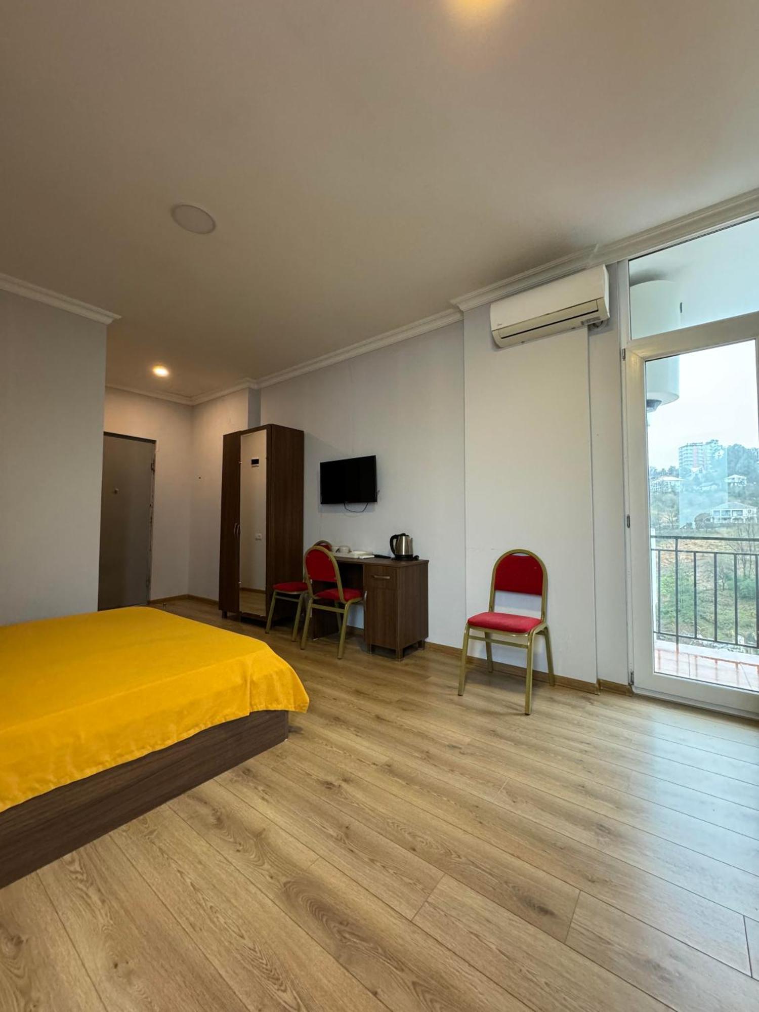 Colibri Apartment Батуми Екстериор снимка