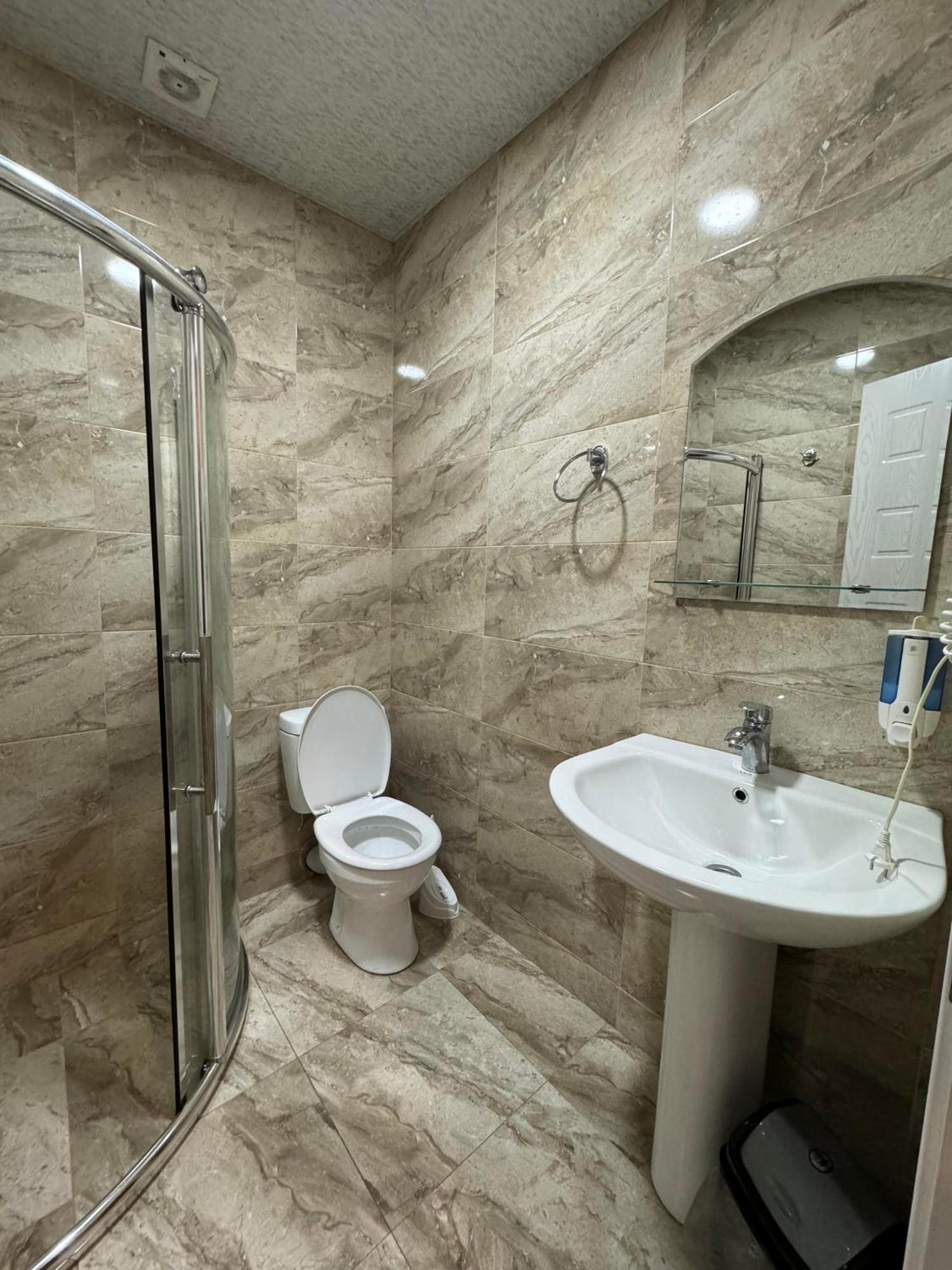 Colibri Apartment Батуми Екстериор снимка