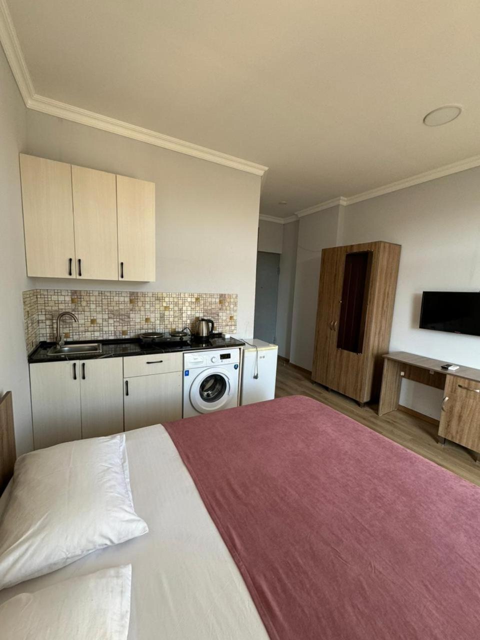Colibri Apartment Батуми Екстериор снимка