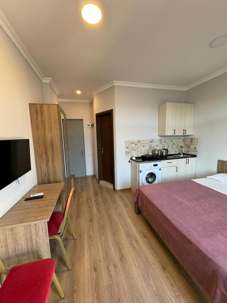 Colibri Apartment Батуми Екстериор снимка