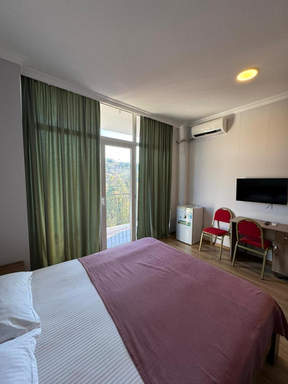 Colibri Apartment Батуми Екстериор снимка