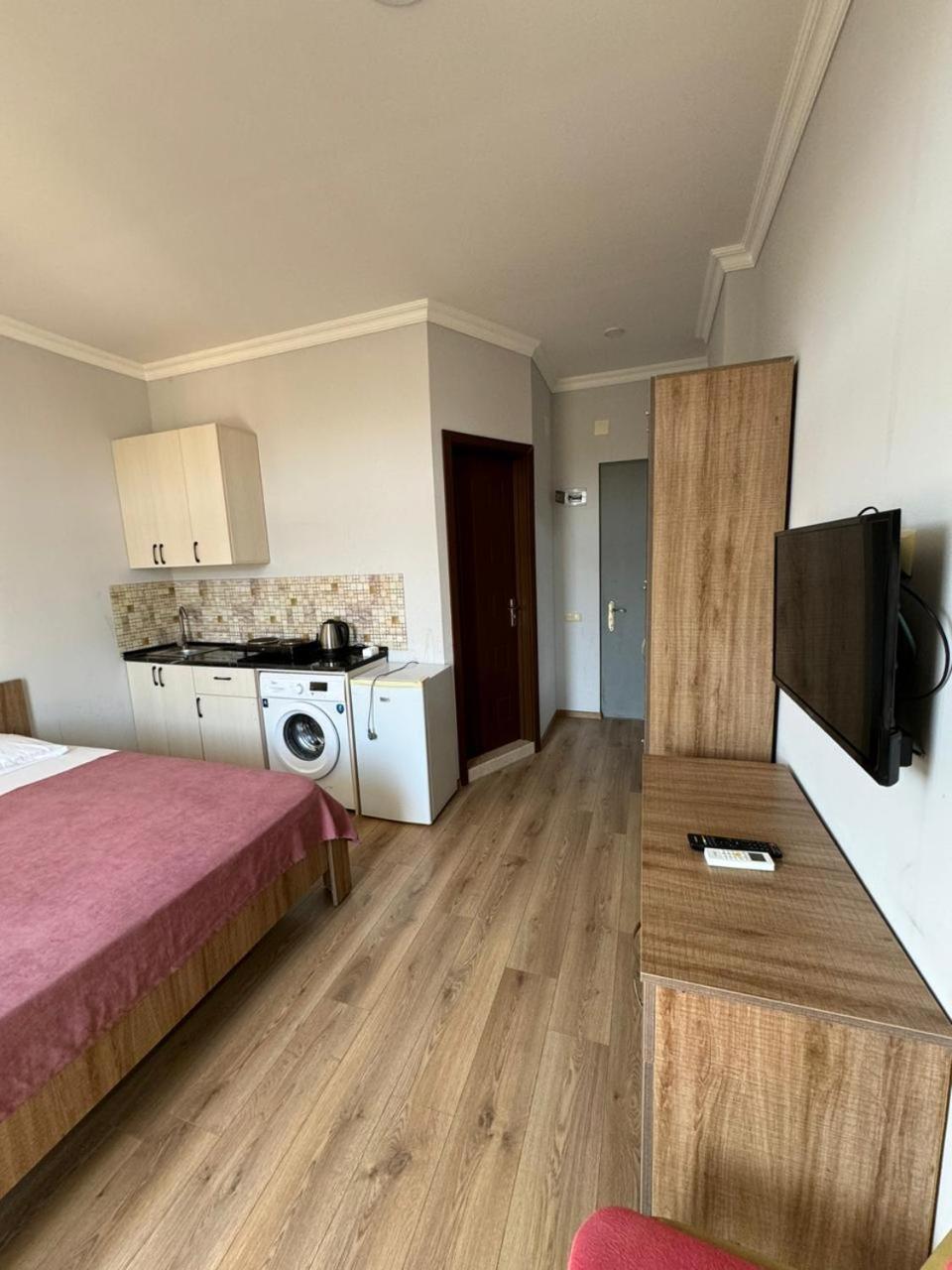 Colibri Apartment Батуми Екстериор снимка