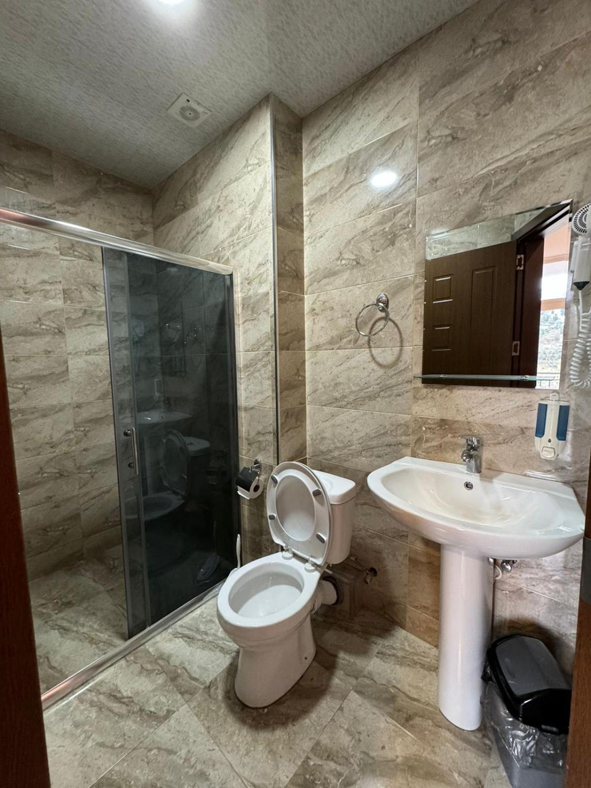 Colibri Apartment Батуми Екстериор снимка